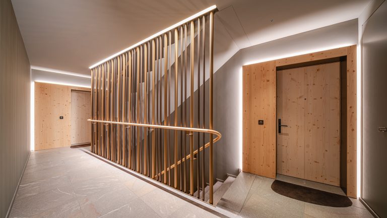 165 Treppenhaus Haus Vera Andermatt 012 cropped